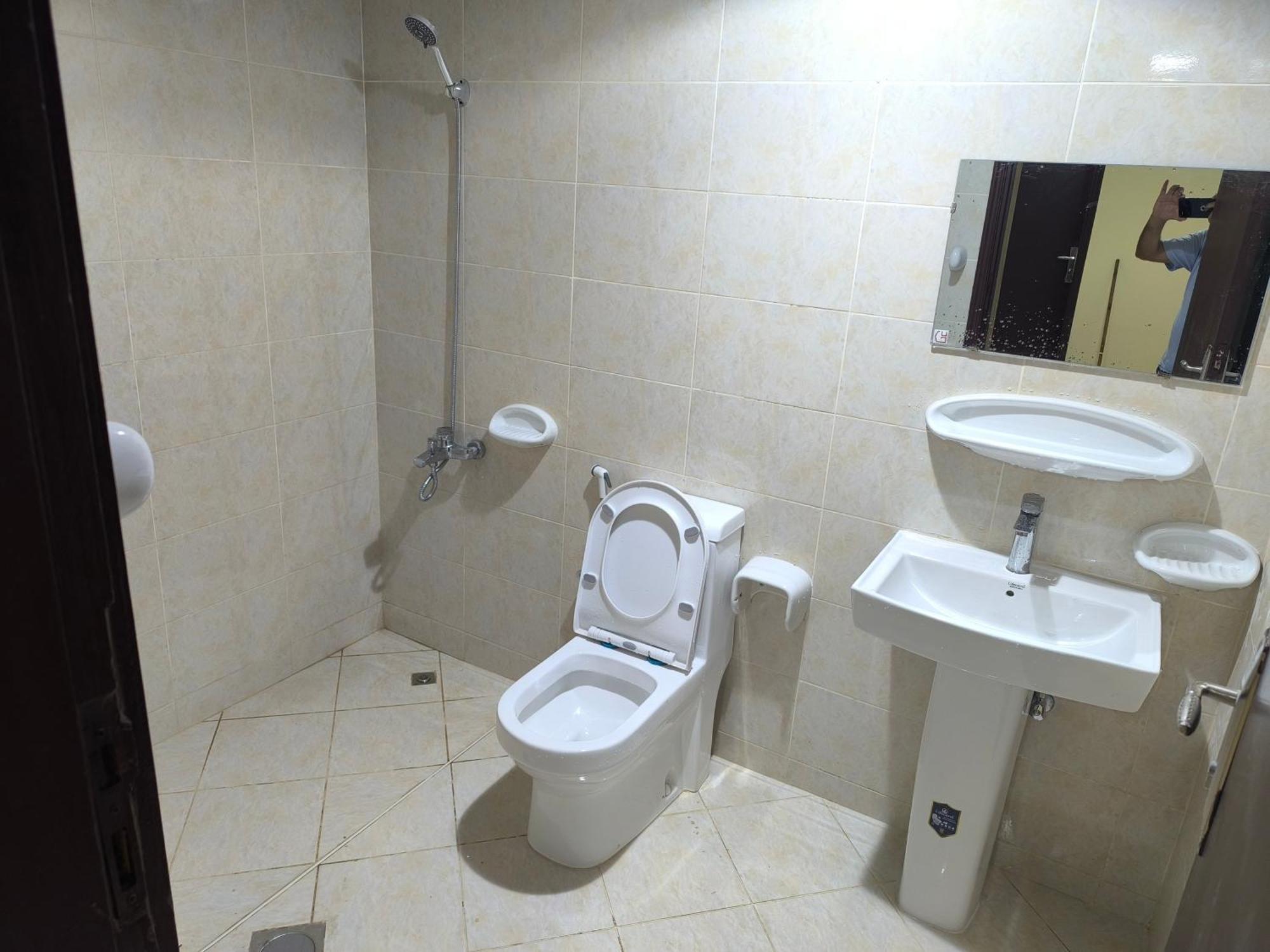 Opposite Mega Mall In Telephone Shops Roundabout Flat No 203 Séjour chez l'habitant Charjah